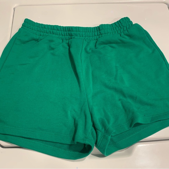 EUC H & M brand Divided  Kelly green shorts 2 pockets at side Sz S - Picture 7 of 8